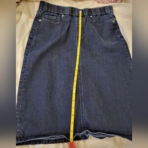 Great condition Lands End womens 6 dark blue denim knee length pull on skirt